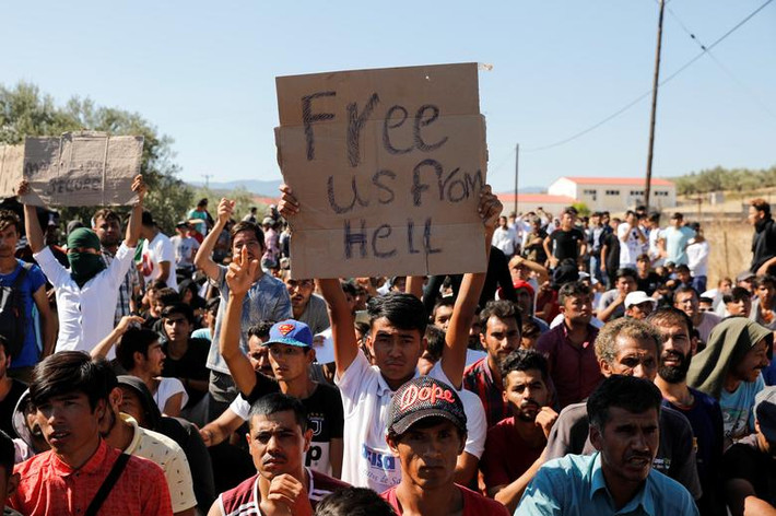 Theo Reuters, hơn 12.000 người, chủ yếu đến từ Syria, Afghanistan và Iraq, đang sống tạm bợ trong khu trại tị nạn Moria. Đây từng là một căn cứ quân sự của Hy Lạp. Năm 2015, trại Moria được mở cửa để tiếp nhận người tị nạn đến từ nhiều quốc gia trên thế giới. (Nguồn ảnh: Reuters)