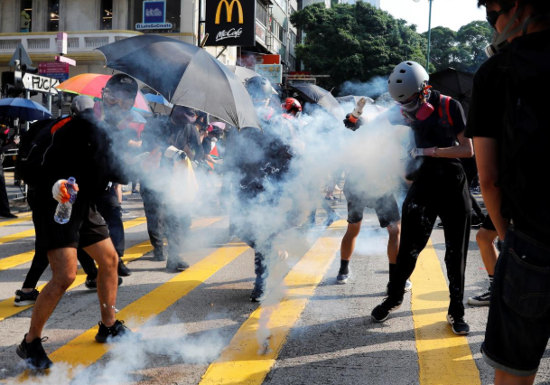 Hơi cay mù mịt trên đường phố Hong Kong trong cuộc biểu tình cuối tuần thứ 20 liên tiếp.