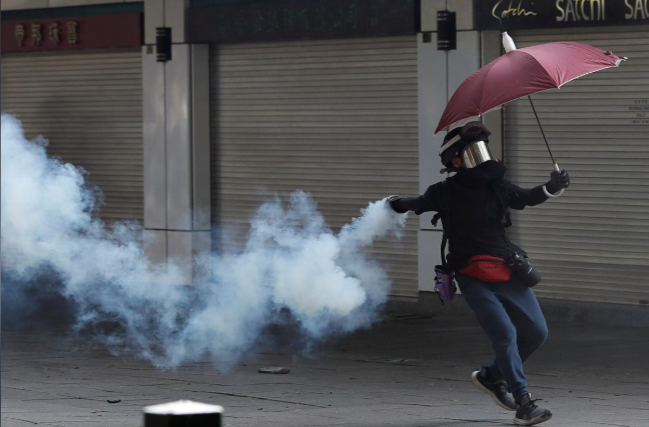 Cuộc biểu tình ở Hong Kong nhằm phản đối dự luật dẫn độ bùng nổ từ tháng 6/2019 và vẫn chưa có dấu hiệu dừng lại. Từ đó đến nay, hơn 2.600 người đã bị bắt giữ. Ảnh: Người biểu tình đeo mặt nạ ném lựu đạn hơi cay về phía cảnh sát hôm 20/10.