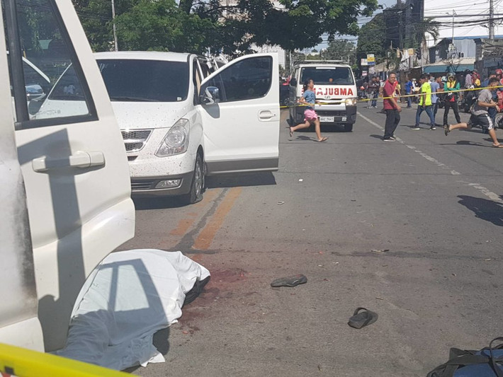 Theo Cebu Daily News, Thị trưởng Philippines David Navarro, người đang đối mặt với cáo buộc bạo lực và dâm ô, đã bị bắn chết lúc 14h30 chiều 25/10 trong một cuộc phục kích khi đang trên đường tới văn phòng công tố thành phố Cebu để phục vụ công tác điều tra. Ảnh: CND.