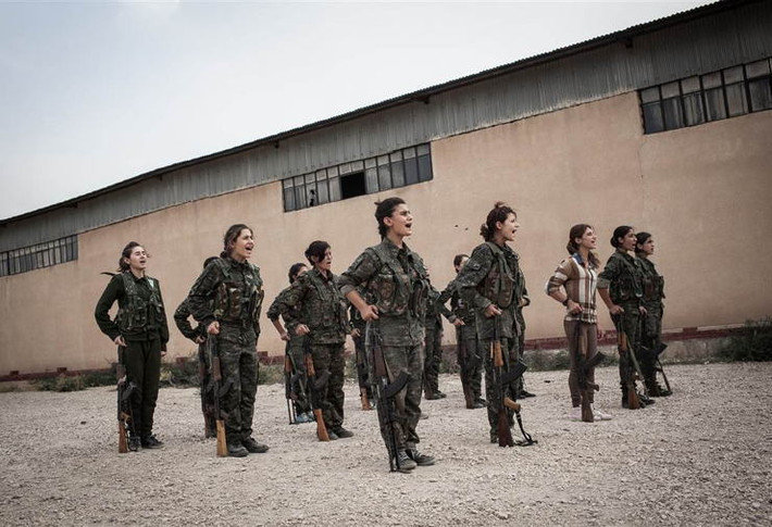 Các nữ tân binh người Kurd tham gia một buổi tập huấn ở Rojava, Syria. Thông thường, nữ chiến binh người Kurd chỉ ngủ 6 tiếng. Họ thức dậy vào khoảng 4 giờ sáng. Ảnh: ATI.