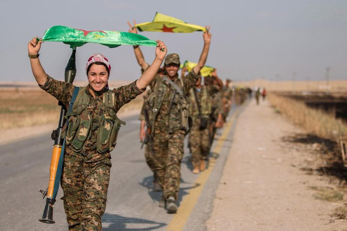 Các chiến binh người Kurd giành quyền kiểm soát Tel Abyad, Syria, hồi tháng 6/2015. Ảnh: Reuters.