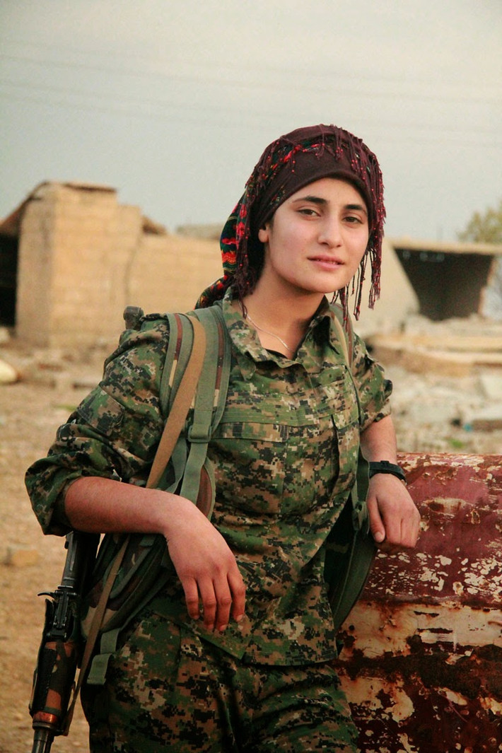 Theo thống kê, khoảng 7.000 nữ tình nguyện viên tham gia Đơn bị Bảo vệ Phụ nữ (YPJ), lực lượng lớn mạnh từ phong trào chống chính quyền của người Kurd. Ảnh: Wikipedia.