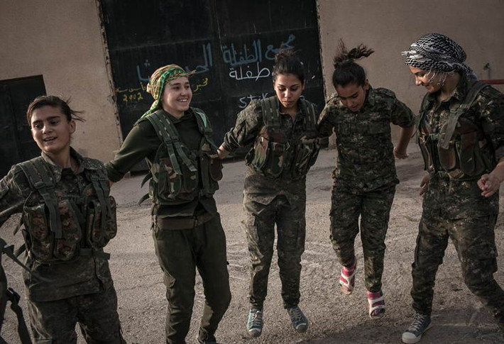 Giây phút vui vẻ lạc quan của các nữ chiến binh người Kurd tại căn cứ gần thành phố Derek, Syria. Ảnh: ATI.
