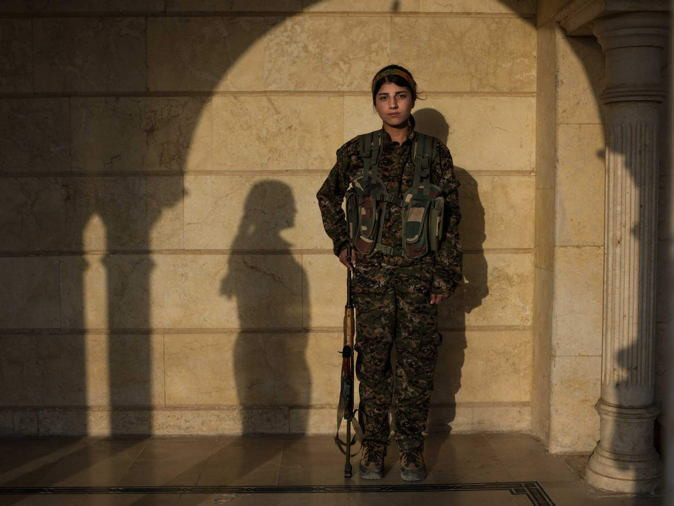 Nữ chiến binh YPJ Barkhodan Kochar, 16 tuổi, đến từ Darbasi, Syria. Ảnh: ATI.