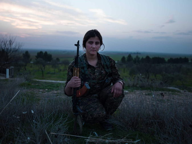 Aijan Denis, 20 tuổi, gia nhập YPJ từ năm 2011. Denis cho biết cô cùng 4 chị em gái của mình đều là thành viên của lực lượng YPJ. Ảnh: ATI.