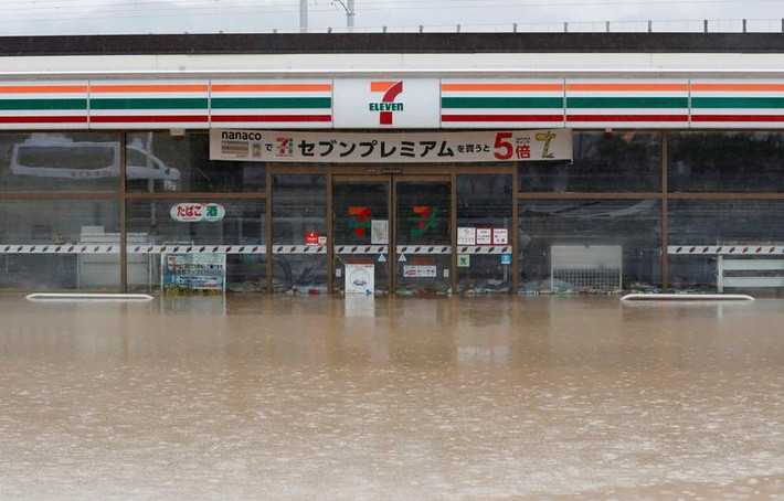 Nước lũ bủa vây một cửa hàng tại tỉnh Nagano ngày 14/10. Ảnh: Reuters.