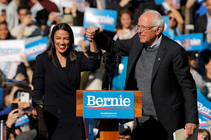 Nghị sĩ Alexandria Ocasio-Cortez giới thiệu ứng viên Tổng thống Mỹ Bernie Sanders trong cuộc vận động mang tên "Sự trở lại của Bernie" được tổ chức tại công viên Queensbridge ở New York ngày 19/10.