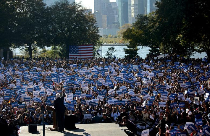 Hàng nghìn người đã có mặt tại Công viên Queensbridge để lắng nghe Thương nghị sĩ Bernie phát biểu.