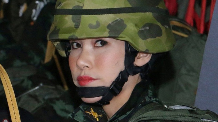Ngày 21/10 vừa qua, người dân Thái Lan bất ngờ khi Quốc vương Vajiralongkorn quyết định phế truất Hoàng quý phi Sineenat, chỉ 3 tháng sau khi sắc phong bà. Ảnh: Mercury.