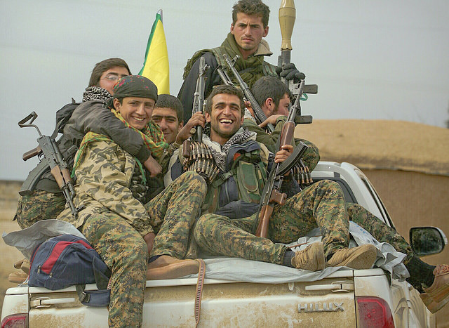 Được biết, khi dân quân người Kurd dần dần đánh bật IS ra khỏi miền Bắc Syria - với việc mất đi khoảng 11.000 quân trong cuộc chiến - họ đã nắm quyền cai trị vùng đất này. Ảnh: Souciant.