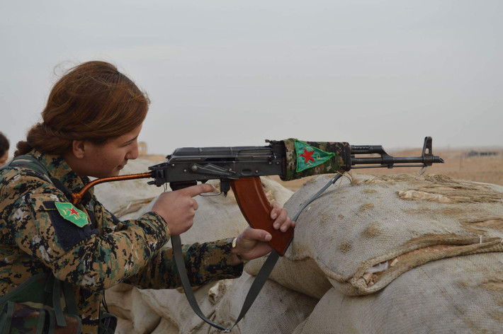 Năm 2015, với sự hỗ trợ của Washington, lực lượng người Kurd trong YPG gia nhập lực lượng với các nhóm Ả rập và thành lập Lực lượng Dân chủ Syria (SDF). Ảnh: PM.