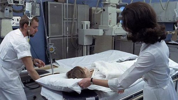 Điều đáng sợ đó là Paul sau này lại chính là một kẻ sát nhân ngoài đời thực. Paul Bateson sinh ngày 24/8/1940, lớn lên tại Lansdale, bang Pennsylvania. Ông ta từng phục vụ trong Quân đội vào đầu những năm 1960. Năm 1964, y chuyển tới New York và bắt đầu mối quan hệ với một người đàn ông. Ảnh: Mirror.