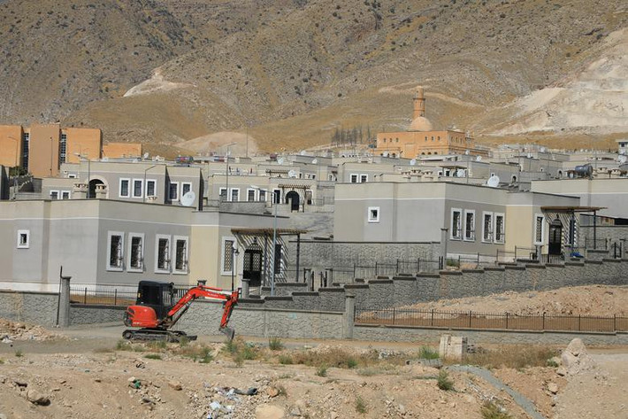 Thị trấnYeni Hasankeyf, hay còn được gọi là New Hasankeyf (Hasankeyf Mới) đang được xây dựng và hoàn tất để người dân có thể tới định cư tại đây.