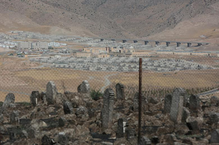 Có thể thấy rõ sự đối lập giữa thị trấn Hasankeyf cổ với thị trấn Yeni Hasankeyf hiện đại ở phía xa.