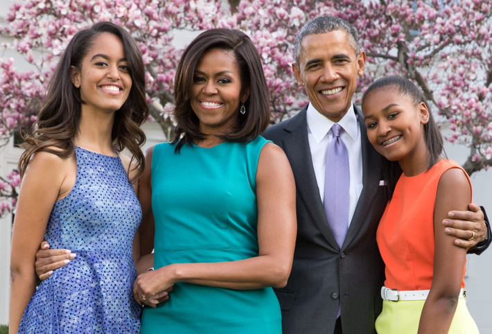 Vợ chồng cựu Tổng thống Mỹ Barack Obama có hai con gái là Malia, 21 tuổi, hiện theo học tại trường Đại học Harvard, và Sasha, 18 tuổi, đang theo học Đại học Michigan. Ảnh: CNBC.