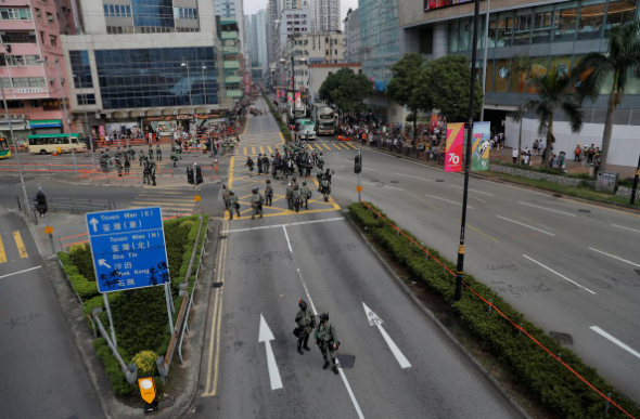 Lực lượng an ninh phong tỏa một con đường ở Tsuen Wan, gần nơi cảnh sát đã bắn đạn thật vào một người biểu tình ở Hong Kong hôm 10/10.