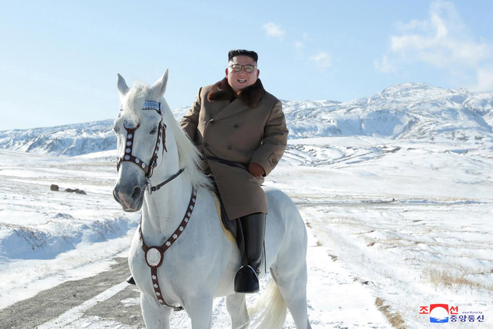 Tuy nhiều sử gia cho rằng ông Kim Jong Il được sinh tại Liên Xô, nhưng huyền sử về gia đình dòng họ Kim khẳng định cố lãnh đạo Triều Tiên, cha của ông Kim Jong Un, chào đời trên Bạch Đầu Sơn trong giai đoạn lãnh tụ Kim Nhật Thành và quân kháng chiến xây dựng căn cứ. Tờ Rodong Sinmun dẫn lời một "công dân" Triều Tiên nói hình ảnh ông Kim Jong Un cưỡi ngựa trên núi thiêng gợi nhớ đến hình ảnh "chiến binh du kích huyền thoại" Kim Nhật Thành. Ảnh: Reuters.