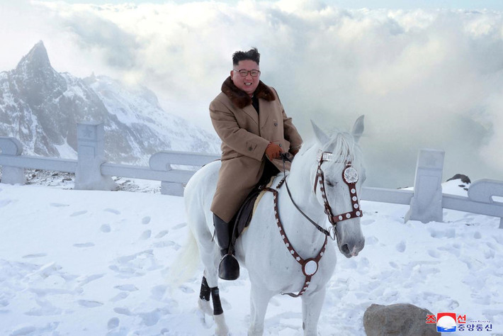 Hình ảnh ông Kim Jong Un cưỡi ngựa trắng cũng mang hàm ý nhắc đến các thần mã trong nhiều truyền thuyết của dân tộc Triều Tiên như "thi mã" (ngựa có cánh) Chollima hay "thiên lý mã" Mallima có khả năng chạy nhanh như gió, vượt qua hàng nghìn dặm trong tích tắc. Những cái tên truyền thuyết này cũng gắn liền với các chiến lược phát triển mà Bình Nhưỡng từng đề ra. Ảnh: Reuters.