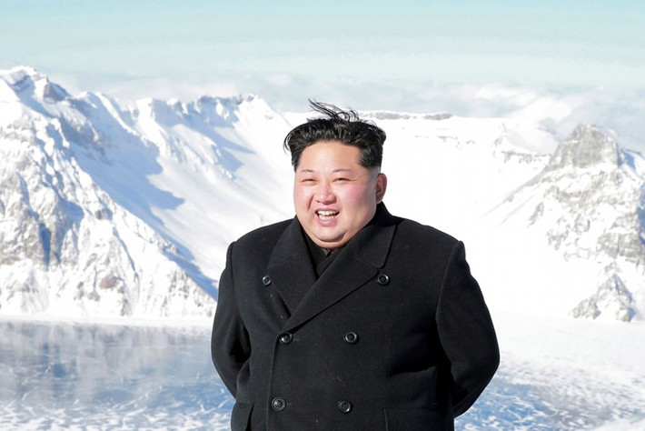 Trong chuyến thăm của ông Kim Jong Un lên núi Bạch Đầu vào tháng 12/2017, hãng thông tấn trung ương Triều Tiên KCNA tường thuật rằng ngay khi nhà lãnh đạo bước chân lên ngọn núi thiêng, tiết trời mùa đông bỗng ngưng bão tố. "Cảnh tượng hùng vĩ hân hoan đón chào chủ nhân đích thực quay trở lại", hãng thông tấn Triều Tiên mô tả thời tiết "đẹp chưa từng thấy" khi ông Kim đến được đỉnh núi. Ảnh: AFP.