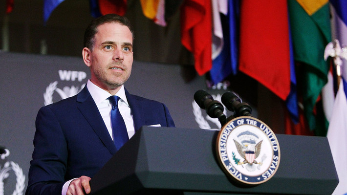 Sau khi tốt nghiệp trường luật, Hunter Biden đảm nhiệm một vị trí trong ngân hàng MBNA của Mỹ. Từ năm 1998-2001, ông làm việc trong Bộ Thương mại Mỹ, tập trung vào chính sách thương mại điện tử. Ảnh: VF.