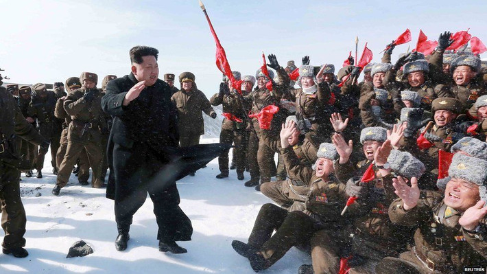 "Leo núi Paekdu là món ăn tinh thần quý giá, mạnh hơn bất cứ loại vũ khí hạt nhân nào", ông Kim nói với các binh sĩ, theo tờ Rodong. Chuyến đi năm 2015 của nhà lãnh đạo Triều Tiên nhằm thị sát công tác của nhóm phi công Quân đội Nhân dân Triều Tiên. Ảnh: Reuters.