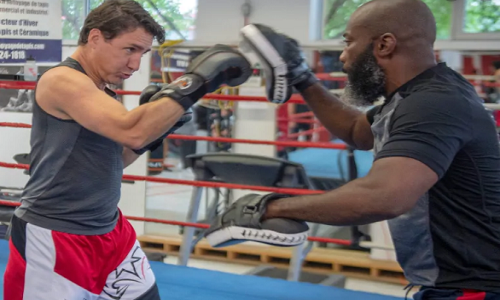 Nhà lãnh đạo Canada phô diễn tài chơi boxing, một bộ môn yêu thích của ông.