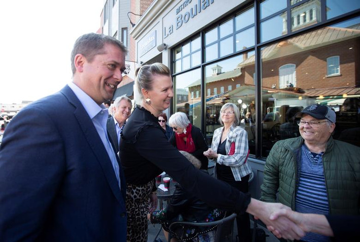 Ông Andrew Scheer và vợ gặp gỡ người ủng hộ trong chiến dịch vận động tranh cử ở Sainte-Hyacinthe, Quebec, ngày 19/9.