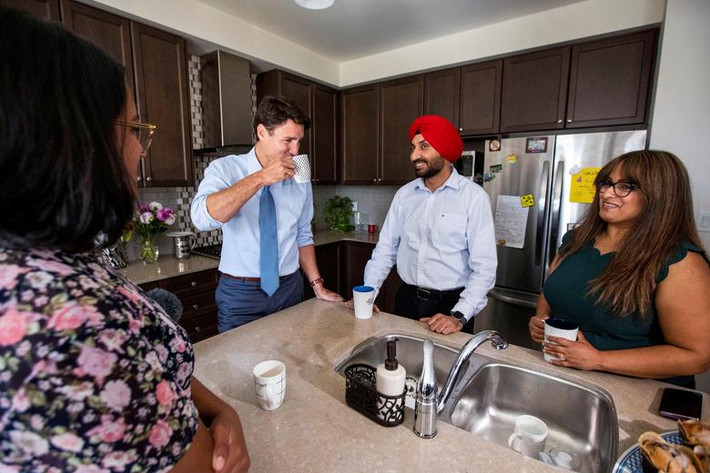 Thủ tướng Trudeau trò chuyện với các thành viên gia đình Minhas trước khi có bài phát biểu tại Brampton, Ontario, ngày 22/9/2019.