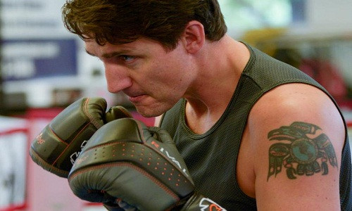 Theo hãng thông tấn Reuters, hôm 2/10, Thủ tướng Canada Justin Trudeau, lãnh đạo Đảng Tự do, đã tranh thủ luyện tập đấm bốc với võ sĩ quyền anh Ali Nestor trong chuyến đi vận động tranh cử tại Montreal, Quebec. (Nguồn ảnh: Reuters)