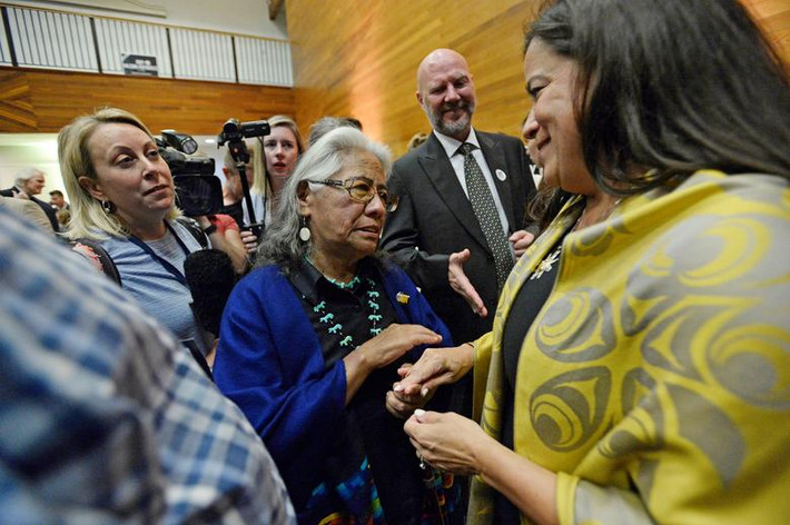 Cựu Bộ trưởng Tư pháp Canada Jody Wilson-Raybould chào đón những người ủng hộ ở Vancouver ngày 18/9.