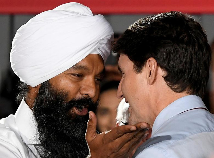 Các "đối thủ" chính trị của Thủ tướng Trudeau cũng đang tích cực vận động tranh cử nhằm thu hút sự ủng hộ của cử tri. Ảnh: Ông Trudeau và ứng viên Randeep Sarai tại cuộc vận động tranh cử ở tỉnh British Columbia ngày 24/9/2019.