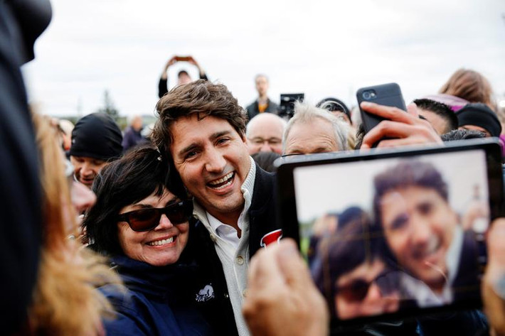 Ông Trudeau cười tươi khi chụp ảnh cùng những người ủng hộ trên Vịnh St. Peter ngày 17/9.