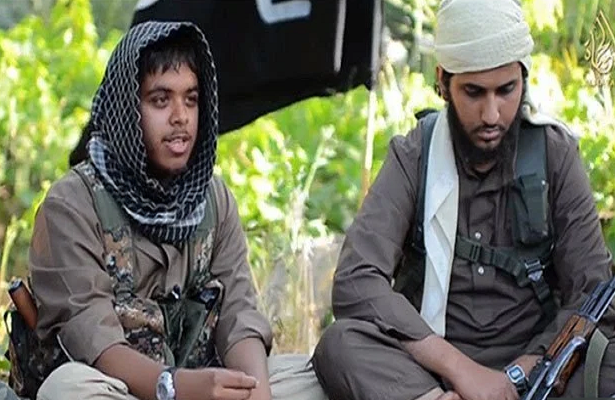 5 năm trước, Muthana rời nhà để đến Syria tham gia vào hàng ngũ IS và xuất hiện cùng anh trai Nasser trong một video tuyên truyền của tổ chức khủng bố này. Giờ đây, Muthana đang cầu xin được trở về nhà vì “nhớ mẹ” và giải thích rằng anh ta đã bị lừa gia nhập IS. Ảnh: Daily Mail.