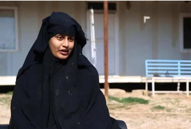 "Cô dâu IS" Shamima Begum cũng đã cầu xin được trở về Anh sau bốn năm gia nhập IS để “sinh con” cho tổ chức này. Tuy nhiên, đề nghị của cô đã nhanh chóng bị Bộ trưởng Nội vụ Anh Priti Patel khước từ. Bà Patel tuyên bố rằng “không đời nào” Begum có thể hồi hương. Ảnh: The Sun.