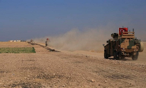 “Các tay súng người Kurd có thể đảo ngũ hoặc chúng tôi sẽ buộc họ phải chấm dứt hành động phá hoại các nỗ lực của Thổ Nhĩ Kỳ trong cuộc chiến chống lại tổ chức Nhà nước Hồi giáo (IS) tự xưng”, ông Fahrettin Altun thông báo trên Twitter. Ảnh: WP.
