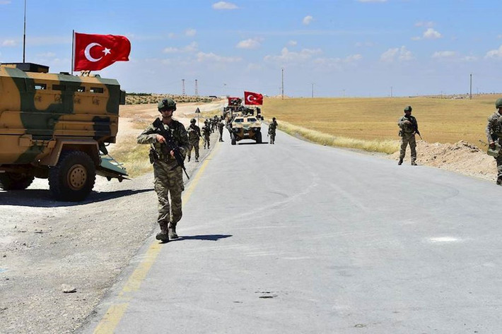 Ngày 9/10, Tướng Ain Issa al-Nafir quản lý phía bắc và phía đông Syria cho biết, Quân đội Thổ Nhĩ Kỳ có khả năng sẽ tấn công trong vài giờ tới. Ảnh: Bloomberg.