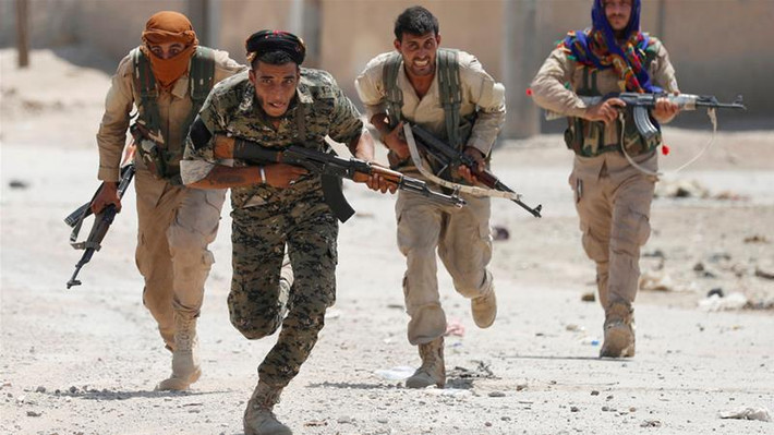 "Chính phủ Damascus đang hối thúc người Kurd chuyển giao những khu vực này cho Quân đội Syria nhằm tránh một cuộc tấn công của Thổ Nhĩ Kỳ. Tuy nhiên, lực lượng SDF và Đơn vị Bảo vệ Nhân dân người Kurd (YPG) thề sẽ bảo vệ vùng đất của họ, đồng thời cảnh báo một cuộc chiến tranh toàn diện với Ankara", AMN đưa tin. Ảnh: Reuters.