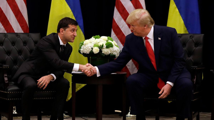 Ngay lập tức, ông Trump bác bỏ mọi cáo buộc, khẳng định cuộc điện đàm hồi tháng 7 vừa qua giữa ông và nhà lãnh đạo Ukraine là “rất thân thiện, hoàn toàn phù hợp” và ông đã không gây bất cứ áp lực nào đối với Tổng thống Zelensky. Ảnh: CNN.
