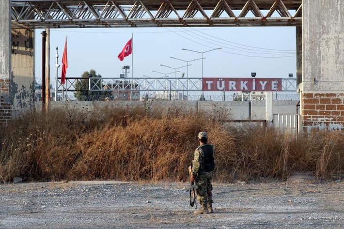 Khi thực hiện đợt tấn công gần khu vực Manbij ở miền bắc Syria hôm 15/10, Quân đội Thổ Nhĩ Kỳ đã dính đợt pháo kích dữ dội từ người Kurd. Cuộc phản công dồn dập và bất ngờ đã khiến nhiều binh sĩ Thổ Nhĩ Kỳ bị thương và thiệt mạng, nhiều vũ khí bị phá hủy và tịch thu.
