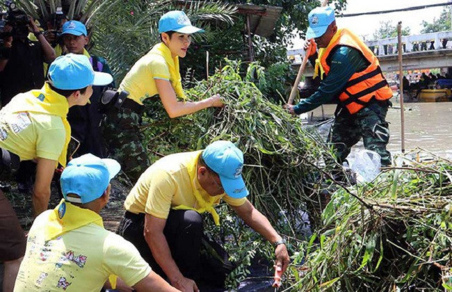 Hoàng quý phi Thái Lan diện bộ trang phục trẻ trung, năng động và cùng với đội tình nguyện tham gia hoạt động dọn vệ sinh môi trường.