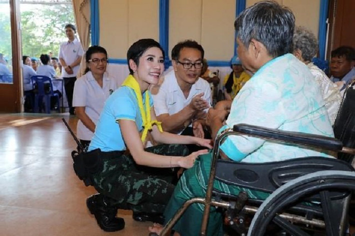 Cụ thể, Hoàng quý phi Thái Lan đã tham gia một số hoạt động tình nguyện tại huyện Sapphaya, tỉnh Chai Nat.