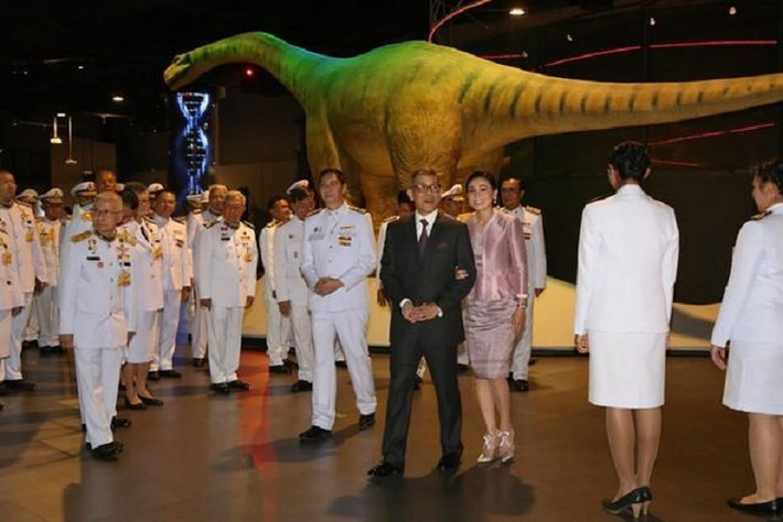 Khoảng một tuần trước, Quốc vương Thái Lan Maha Vajiralongkorn và Hoàng hậu Suthida cùng nhau tham dự lễ khánh thành Bảo tàng Rama IX tại tỉnh Pathum Thani. Hai người khoác tay nhau tình cảm và tươi cười trò chuyện với mọi người. Trong khi đó, Hoàng quý phi Sineenat một mình tham dự sự kiện khác.