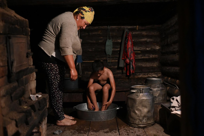 Bà Elmira tắm rửa cho con trai Ravil vào buổi tối trước ngày đầu tiên của năm học mới.