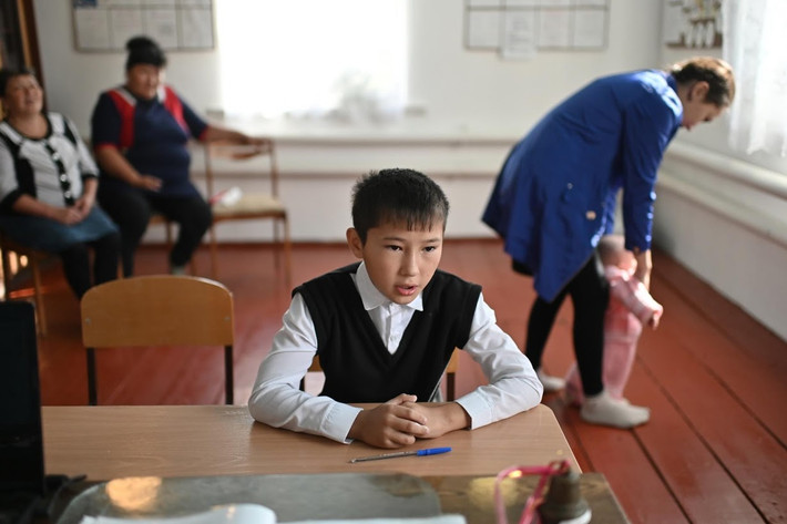 Theo hãng thông tấn Reuters, Sibilyakovo là một ngôi làng hẻo lánh ở nước Nga với đa số người Tatar sinh sống. Vào thời kỳ "hoàng kim" những năm 1970, dân số trong làng là 550 người và trường Tiểu học Sibilyakovo gồm bốn lớp, mỗi lớp có khoảng 18 trẻ. Hiện tại, nhiều ngôi nhà trong làng bị bỏ hoang, dân số chỉ còn 39 người và chỉ còn một học sinh duy nhất là bé Ravil Izhmukhametov (ảnh), 9 tuổi.