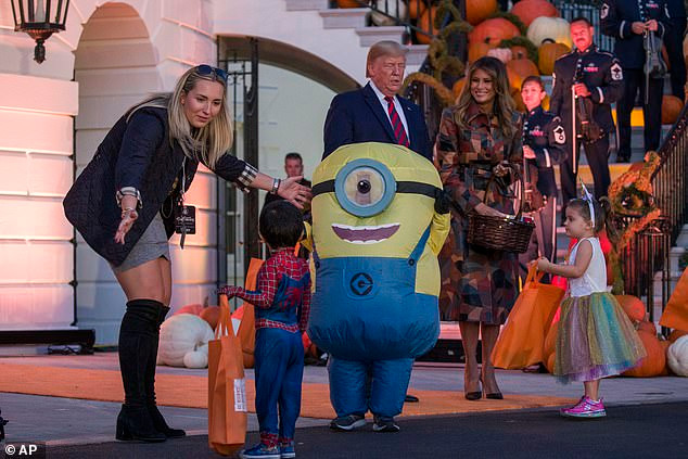 Các em nhỏ trong những bộ trang phục Halloween ấn tượng rất phấn khích đi nhận kẹo của nhà lãnh đạo Mỹ và phu nhân Melania tại Nhà Trắng.