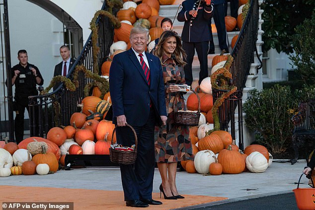Tối 28/10, Tổng thống Trump và Đệ nhất phu nhân Melania đã phát kẹo cho các em nhỏ tại Nhà Trắng trong dịp lễ hội Halloween 2019.