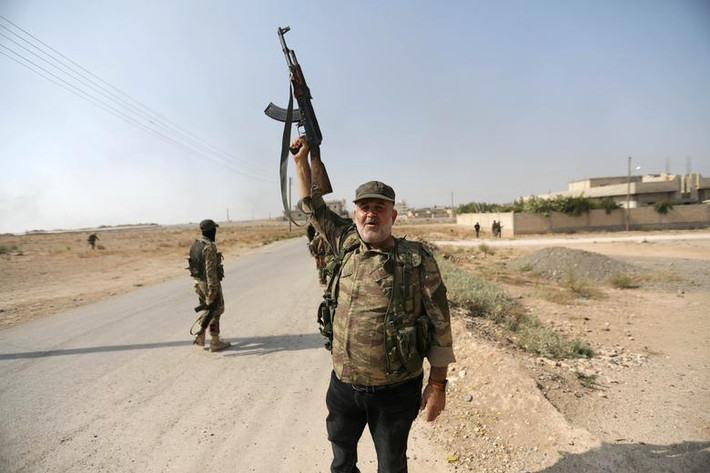 Một tay súng quân nổi dậy Syria được Thổ Nhĩ Kỳ hậu thuẫn cầm vũ khí tại thị trấn Tal Abyad. Ảnh: Reuters.