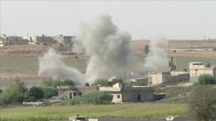 Khói bốc lên từ một vụ nổ ở Tel Abyad. Ảnh: Reuters.