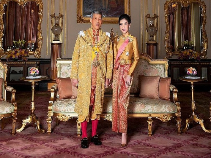 Hoàng quý phi Thái Lan không chỉ có khả năng lái máy bay mà bà còn có biết nhảy dù cũng như tác chiến với súng trường tấn công. Ảnh: Reuters.